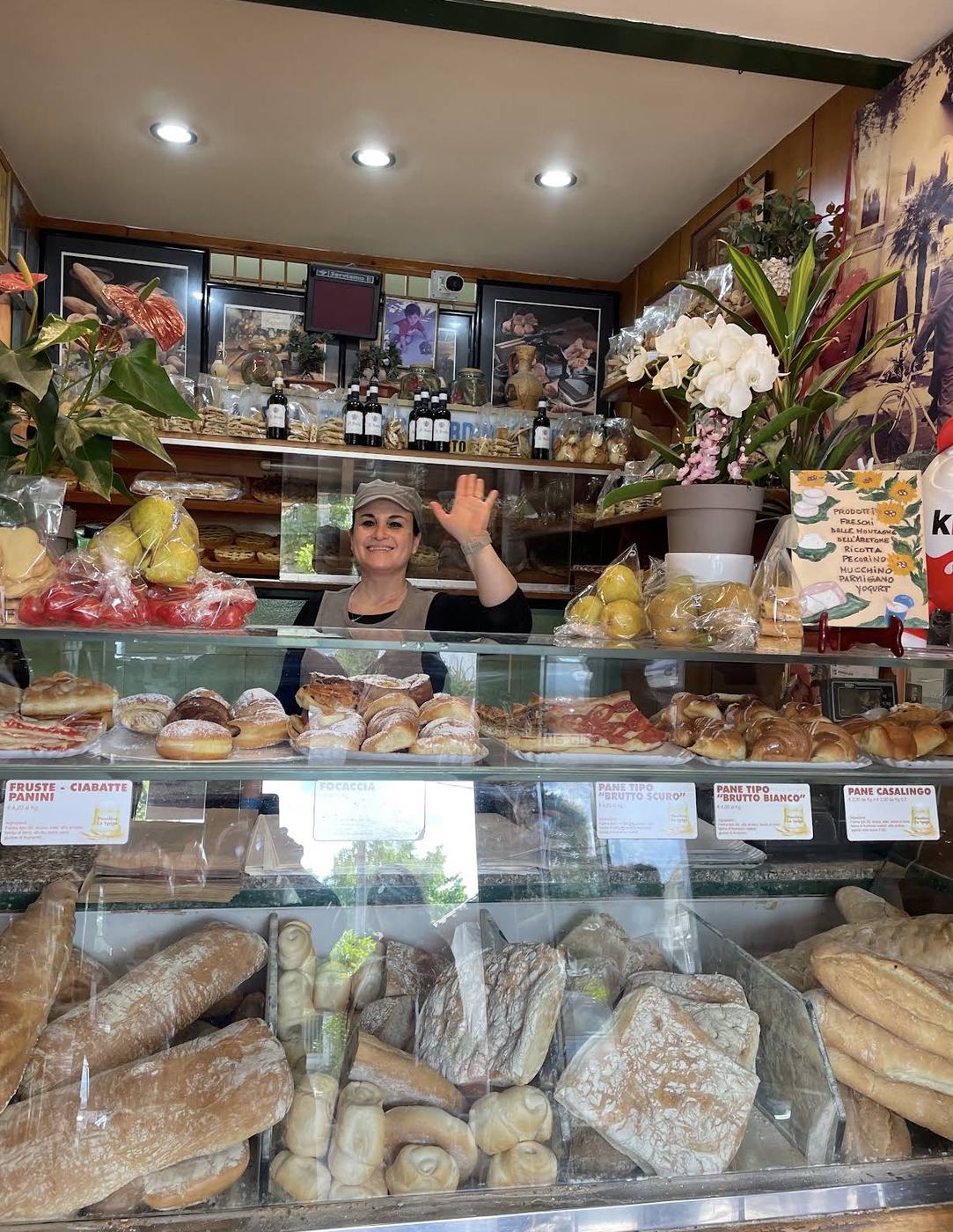 Interno del panificio, bancone con pane e dolci