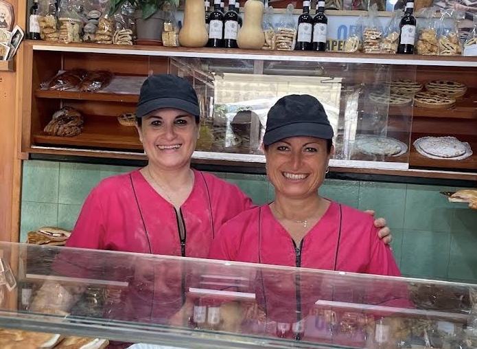 La famiglia Mecchi al bancone del Panificio La Spiga